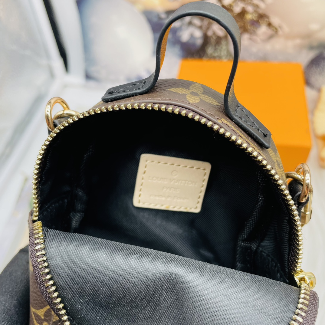 Mini handbag chain and closure detail