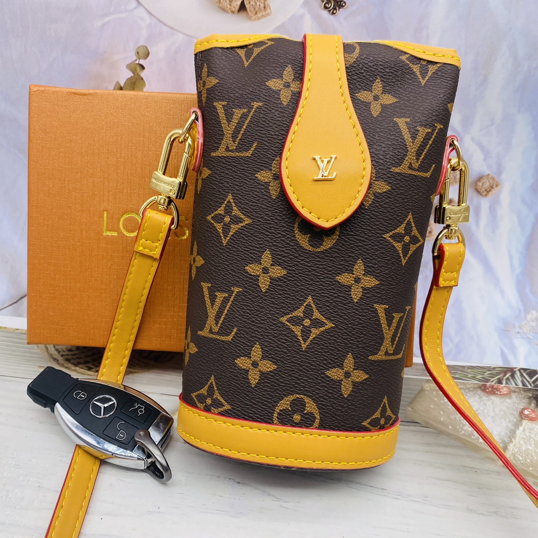 Leather Shoulder Strap attaching to bag