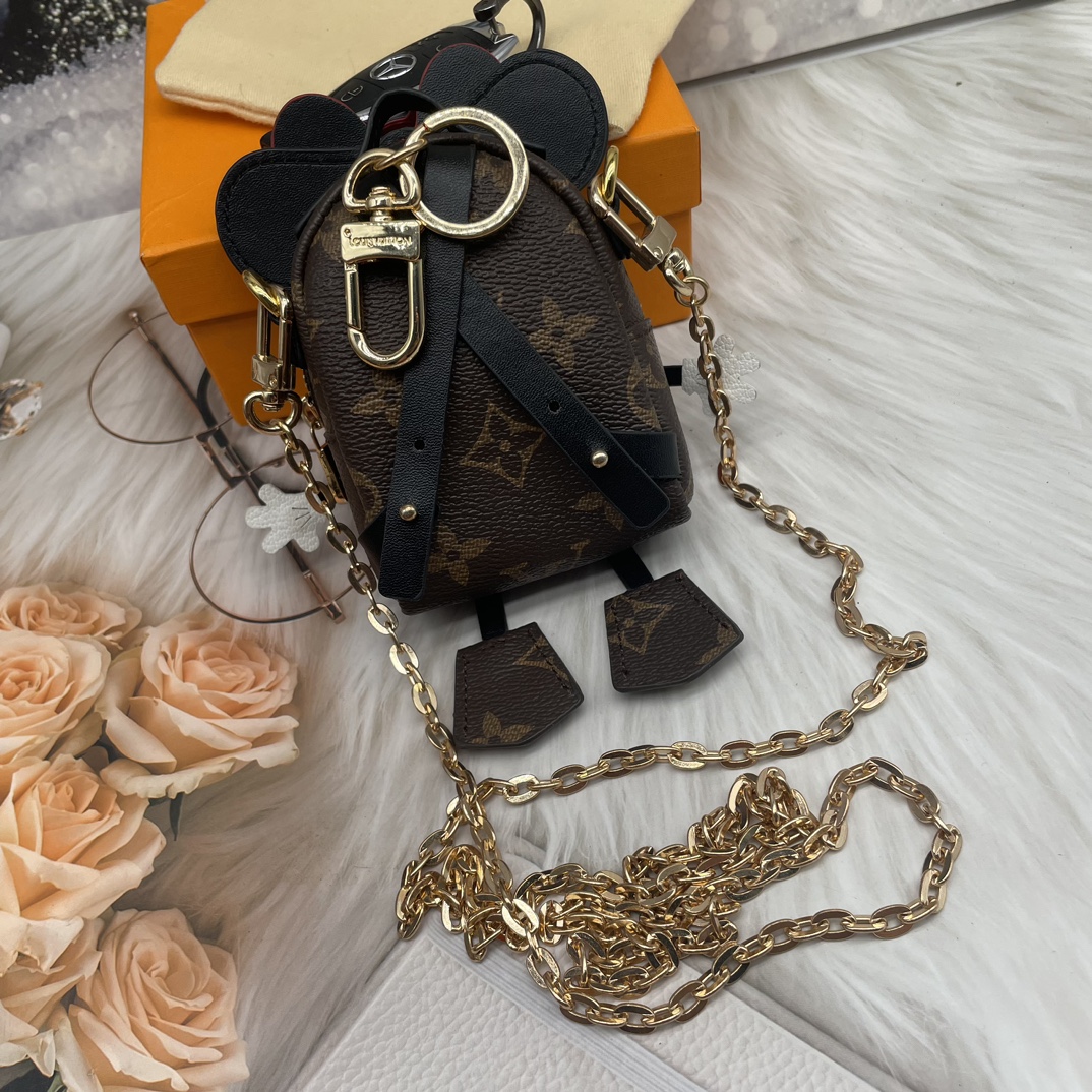 Mini handbag chain strap detail