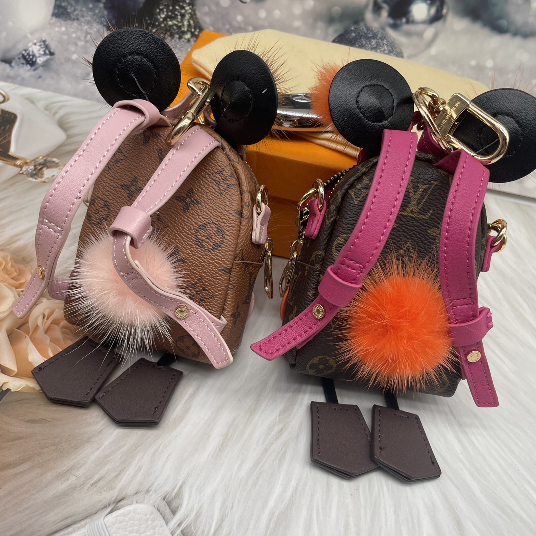 Close-up of the leather texture on the cat head mini bag