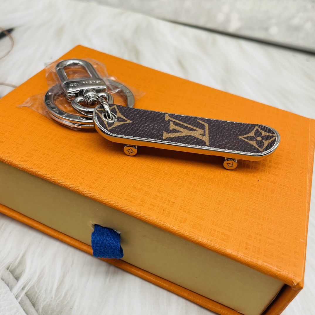Front view of the skateboard keychain