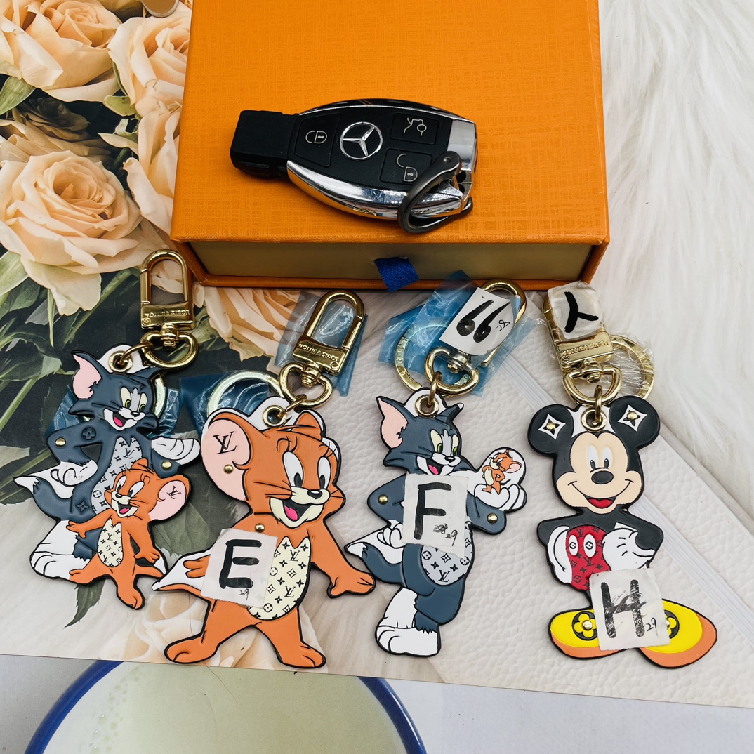 Side view of the pig keychain