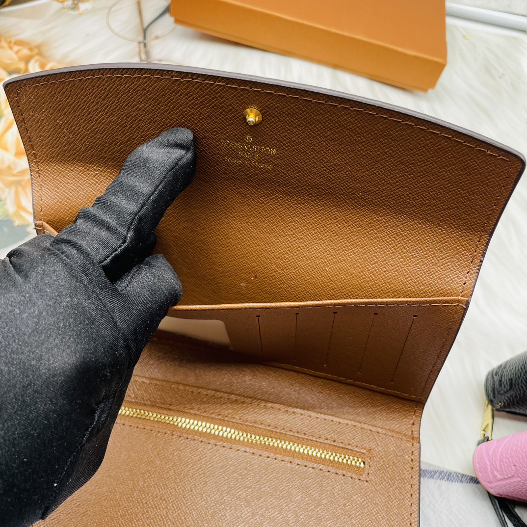 Leather long wallet leather texture detail