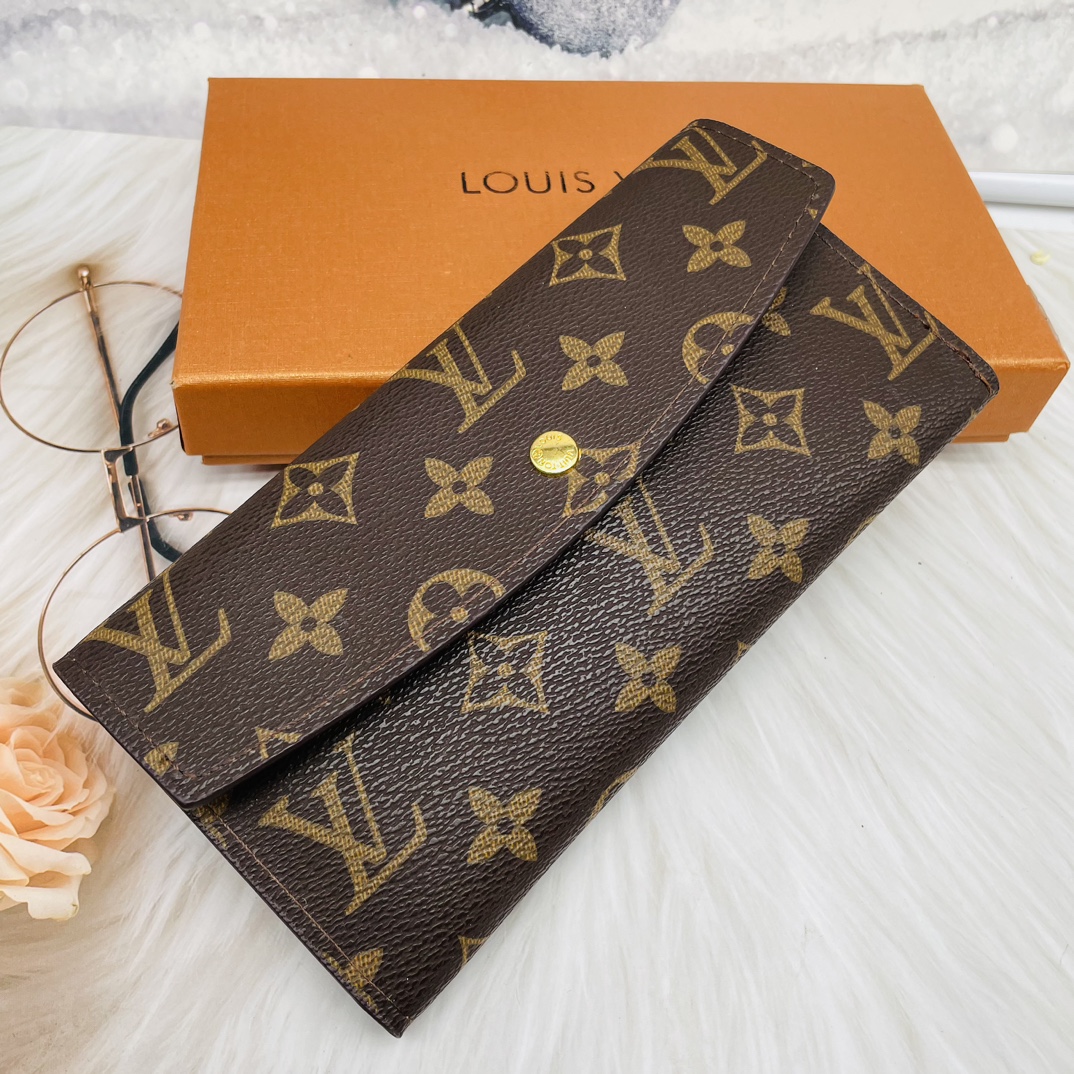 Leather long wallet stitching detail