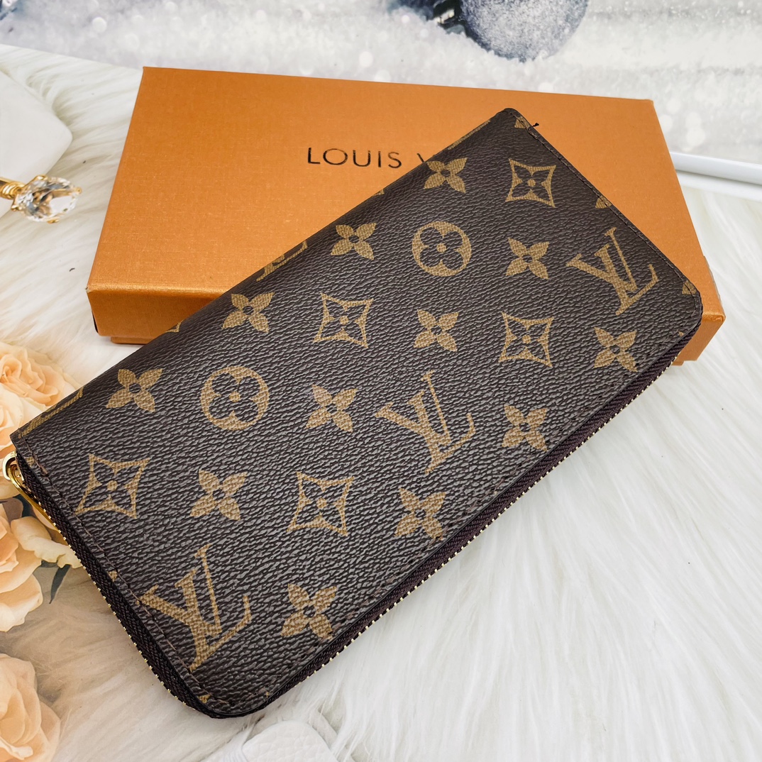 Leather long wallet in use