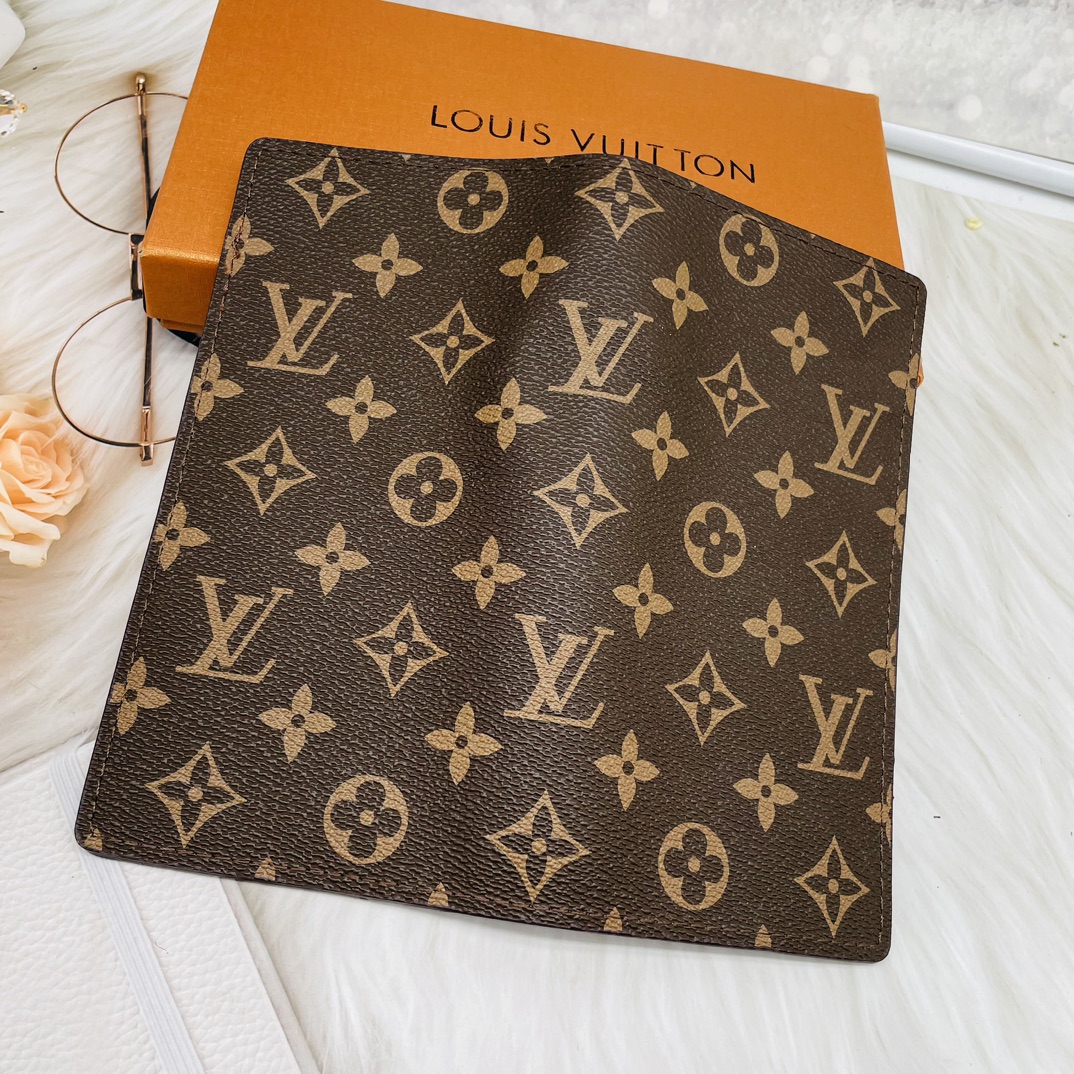 Leather long wallet in use