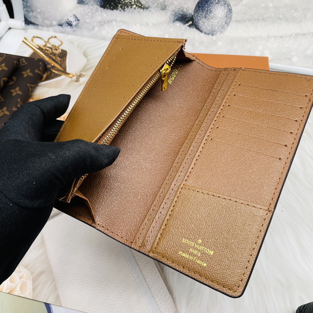 Leather long wallet cash compartment