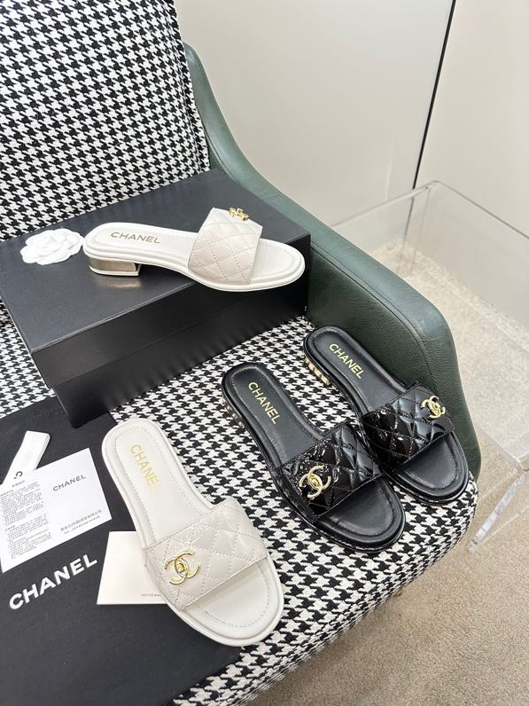 Chanel Zapatos Pantuflas Hardware de oro Dermis Laca Piel oveja Colección verano Playa