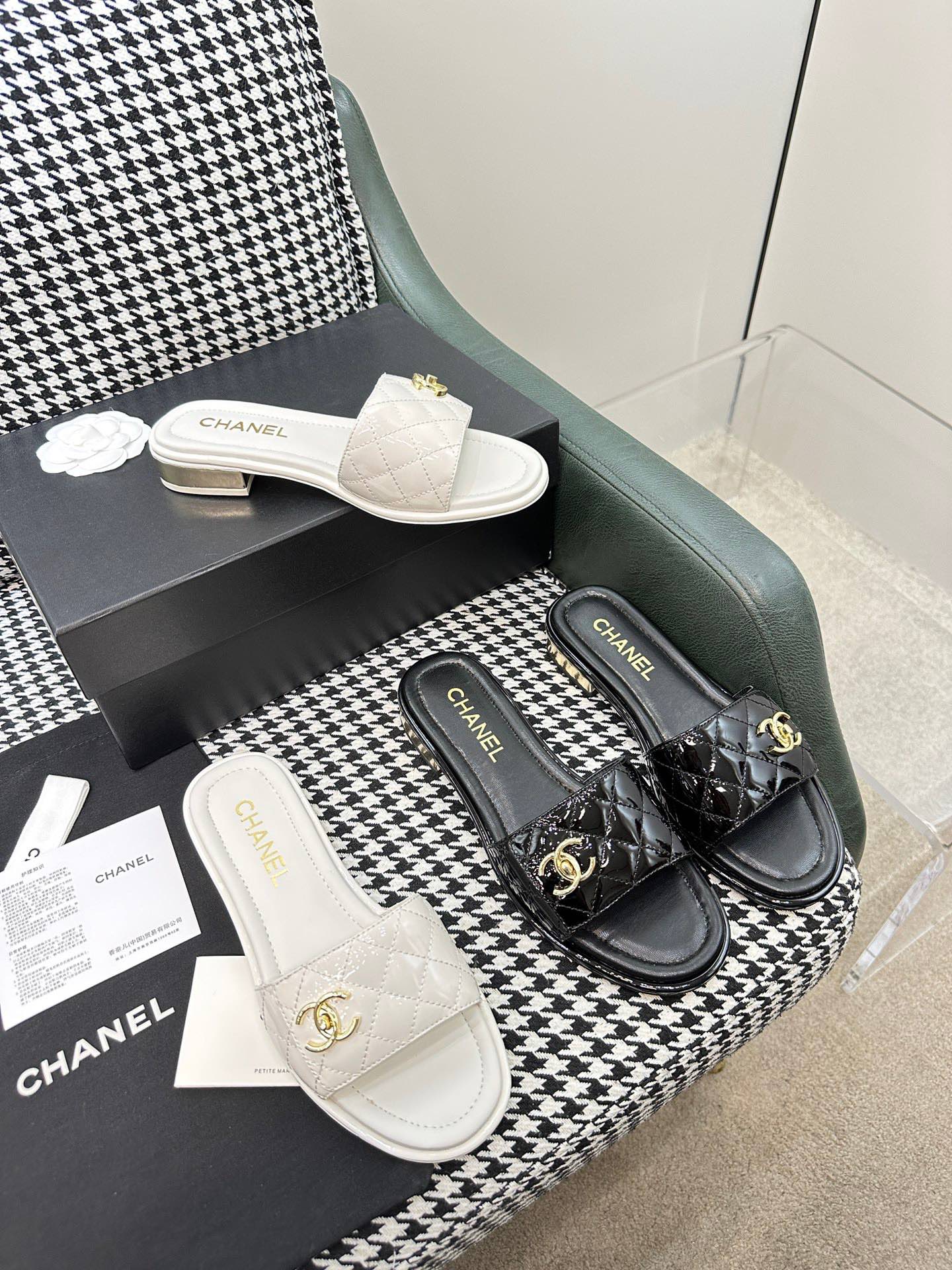 Chanel En línea
 Zapatos Pantuflas Réplica de diseñador calidad perfecta
 Hardware oro Dermis Laca Piel oveja Colección verano Playa