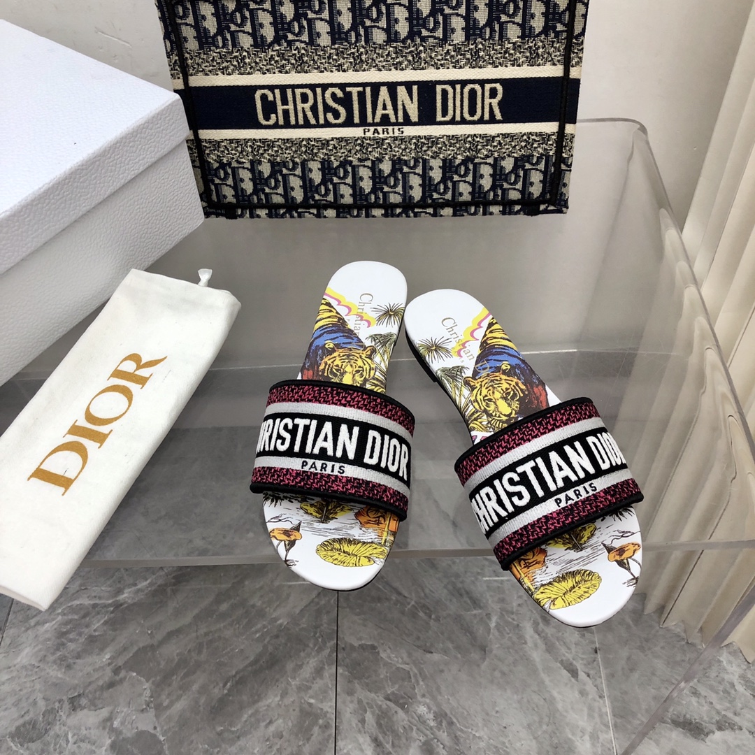 NO:167553,2025- No. 135 Colors, New Jacquard Embroidered Sandals in Early Spring, As the main style of D's presbyterian embroidery series sandals, there are new colors every year, and they are out of stock as soon as they are new. The embroidery design has a three-dimensional and exquisite feeling, simple and generous, and is not picky at all. It can be held on any occasion, making people love it. Exclusive customized letter three-dimensional embroidery upper, high-density electric embroidery technology, without any connection, overlap, perfect quality, and complex craftsmanship. Consistent with the original version, comfortable and soft, pay attention to discernment. Italian leather outsole Size35-40 (41 and 42 can be ordered without return and exchange) More than a dozen colors are available, slippers, dior, slippers, Leather soles198609092025- 135号花色 早春新款提花刺绣凉拖鞋♀  作为D家主打款老花刺绣系列凉拖,每年都会新色,一出新就立马断货,刺绣设计有立体感非常精致,简单大方,完全不挑人,任何场合都能hold住,让人爱不释手 独家订制字母立体刺绣鞋面,高密度电绣工艺,没有任何的连线、重合,完美品质,复杂工艺.与原版一致,舒适柔软,注意辨别.意大利真皮大底Size35-40（41、42可订不退换）十几种颜色可选,拖鞋,dior,slippers,Leather soles,Women's Shoes