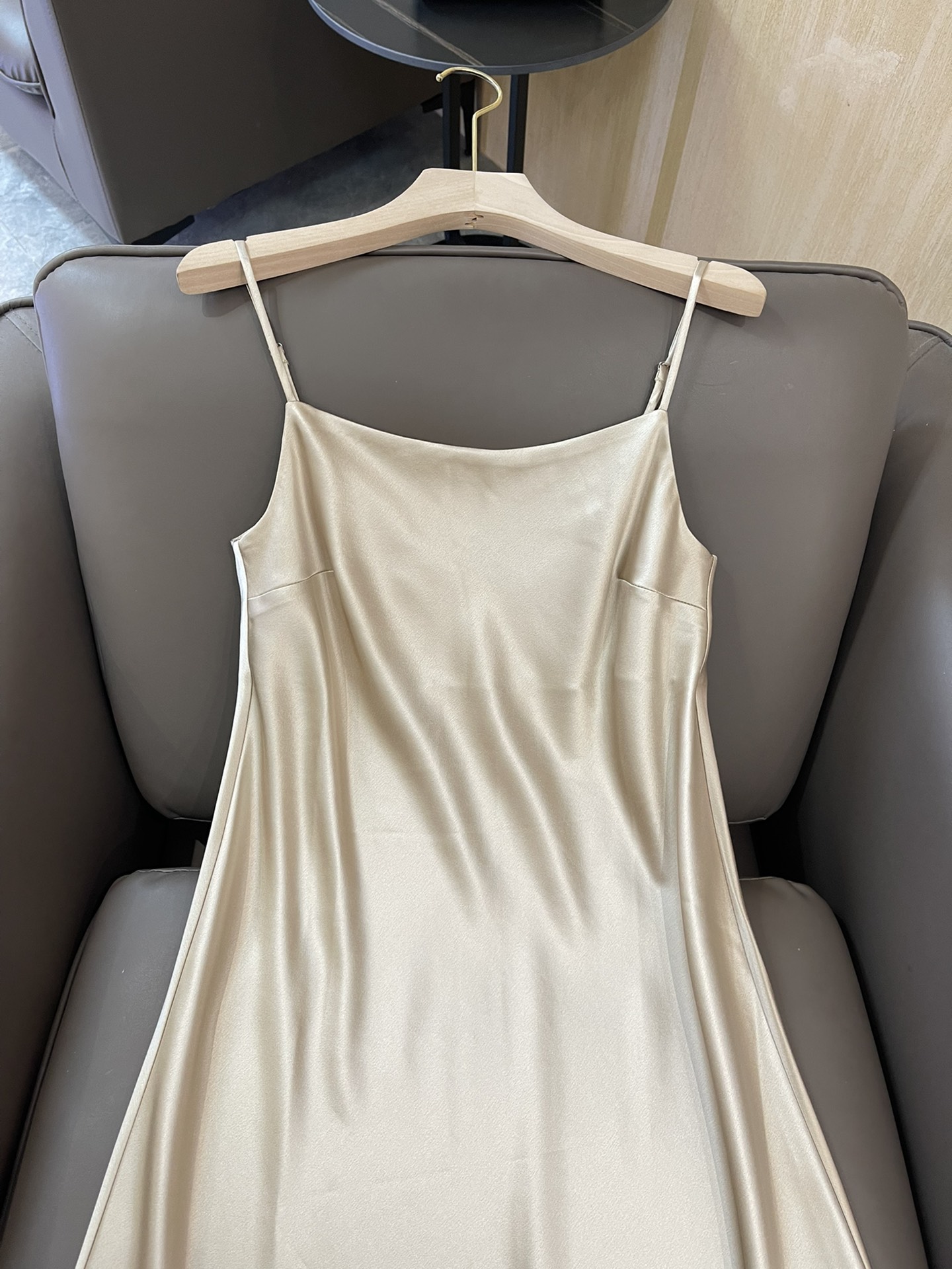 232352#新款吊带裙长期有货️thoery超爆款女人味醋酸吊带连衣裙多色SMLXL