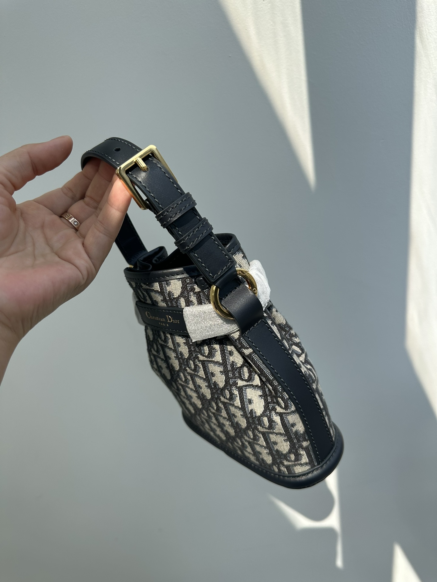 High-end goods, pure original Dior Dior small size 23 new style, presbyopic embroidered bucket bag, Cest shoulder crossbody bag, the bag body is
