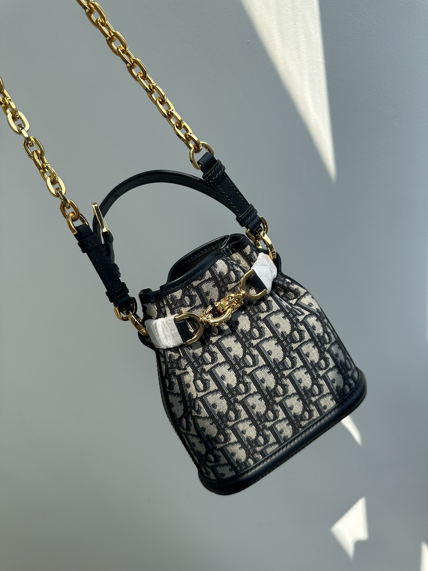 High-end goods, pure original Dior Dior small size 23 new style, presbyopic embroidered bucket bag, Cest shoulder crossbody bag, the bag body is