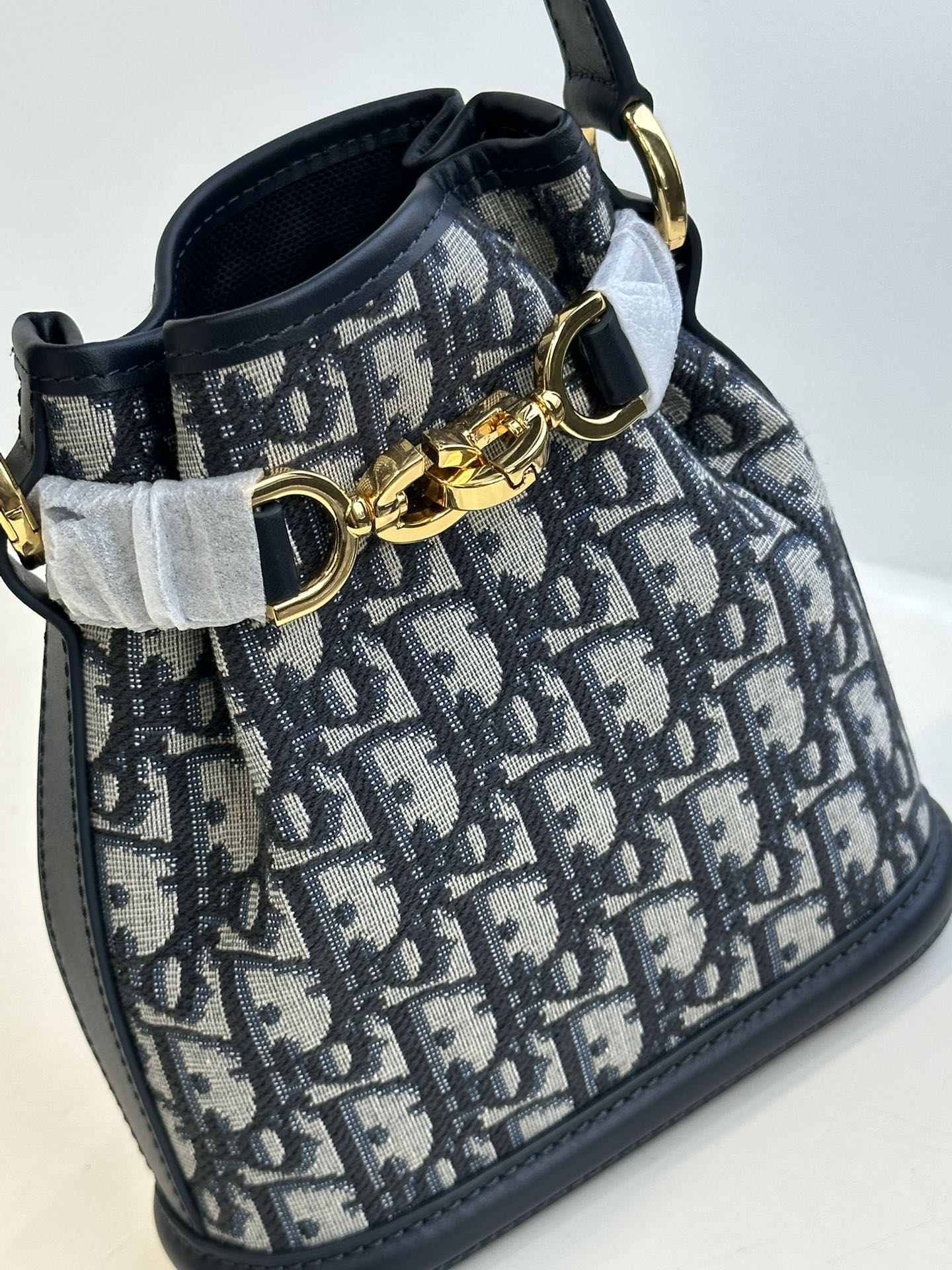Lets take a look at Diors classic blue embroidered jacquard material with dark blue calfskin edging. The material is wear-resistant and durable,