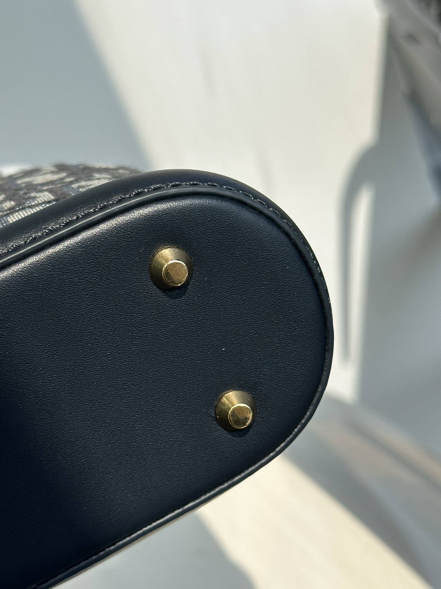 Lets take a look at Diors classic blue embroidered jacquard material with dark blue calfskin edging. The material is wear-resistant and durable,