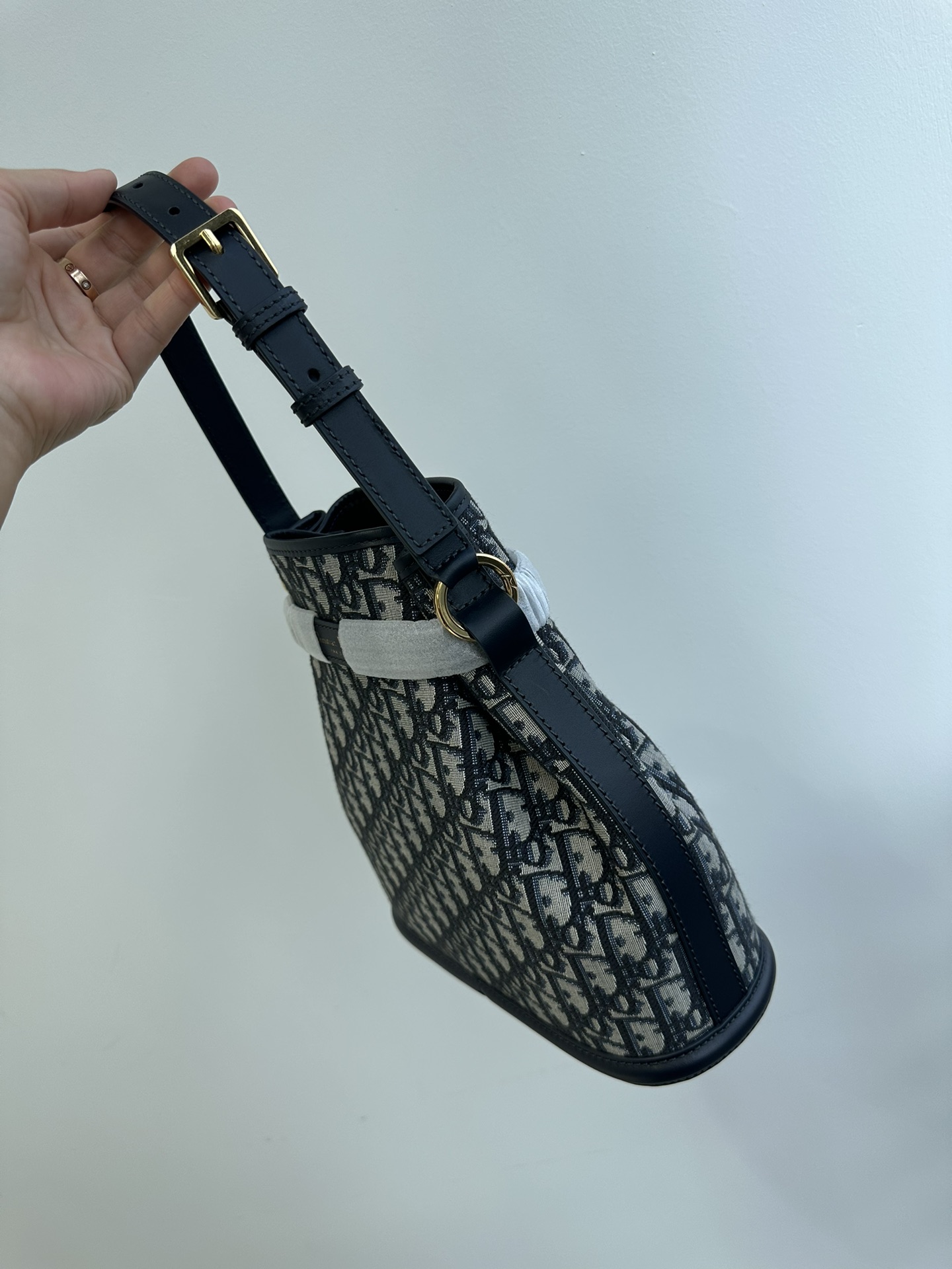 High-end goods, pure original Dior Dior large size 23 new style, presbyopic embroidered bucket bag Cest shoulder crossbody bag, the bag body is m