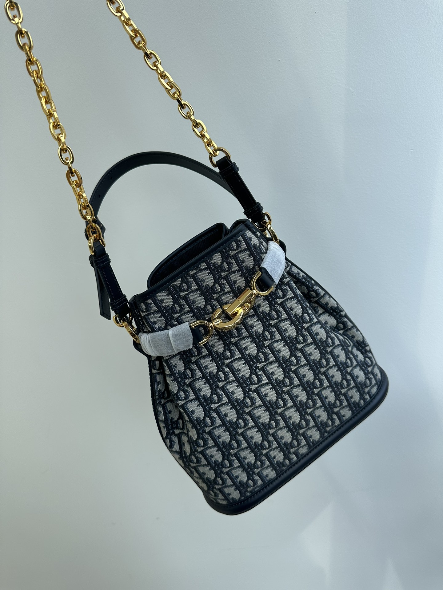 High-end goods, pure original Dior Dior large size 23 new style, presbyopic embroidered bucket bag Cest shoulder crossbody bag, the bag body is m