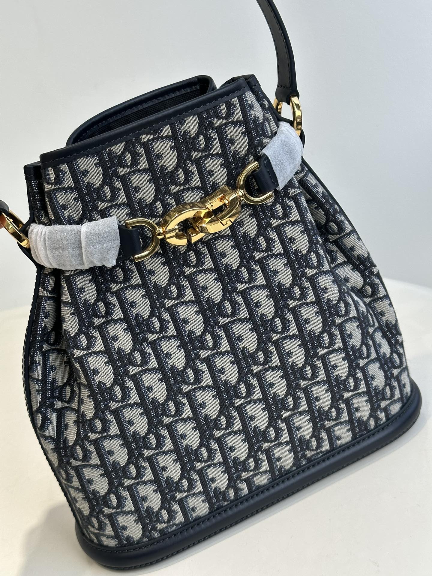 Lets take a look at Diors classic blue embroidered jacquard material with dark blue calfskin edging. The material is wear-resistant and durable,