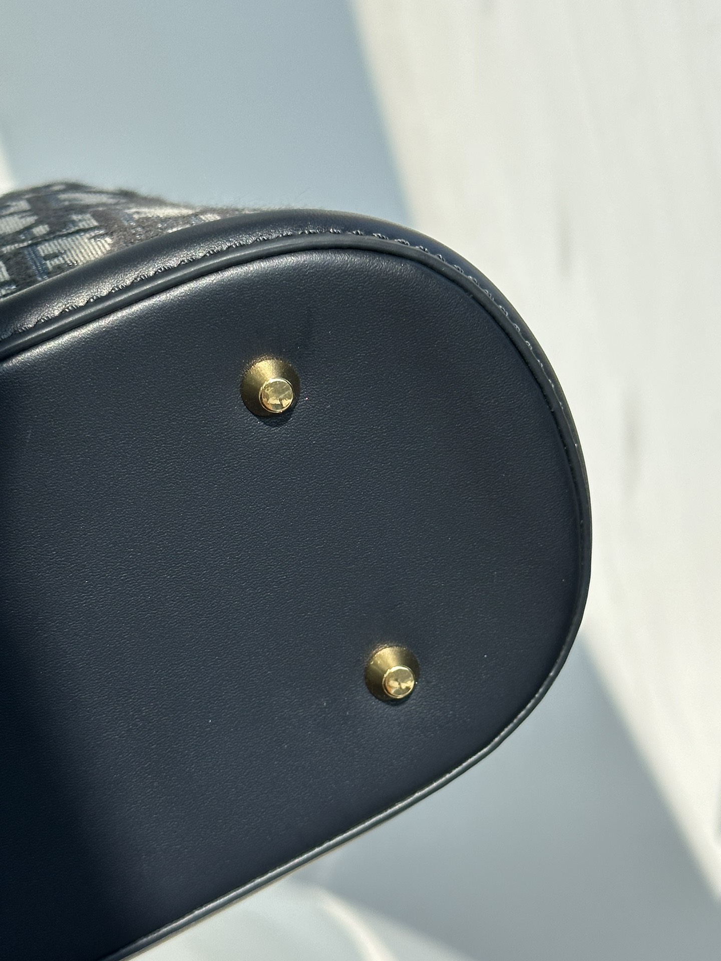 Lets take a look at Diors classic blue embroidered jacquard material with dark blue calfskin edging. The material is wear-resistant and durable,