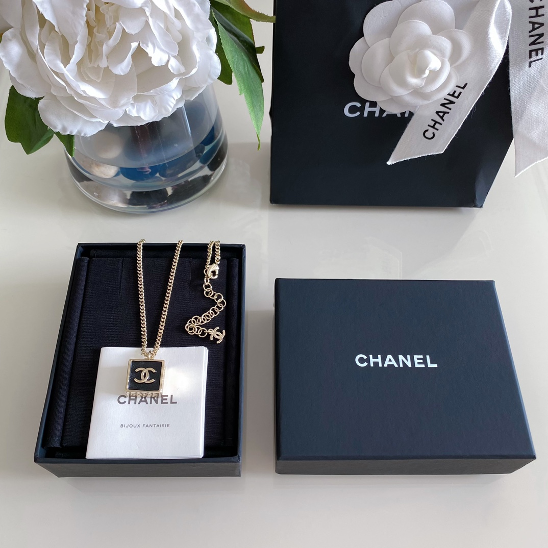 NO:633355,88180, ZP, [Fragrant Black Gold Square Necklace] I bought all the hidden models from the series like crazy. I can only say that every model is within my aesthetic range!  The metal + leather splicing design is simple but fashionable and retro. It couldn't be more suitable for cool girls!  Moderate in size and versatile, it is practical and not too eye-catching, but can enhance the fashion of matching, necklace, Cartier high-end jewelry1986090988180,ZP ,【香 黑金方块项链】隐藏款系列失心疯般全部拿下了只能说,每款都长在我的审美范畴内！金属+皮质拼接设计,简约却不失时髦复古,不能更适合coolgirl了！尺寸适中且百搭,实用无敌不过分夺目,却能提升搭配时髦度,,necklace,卡迪亚高端饰品,Jewelry