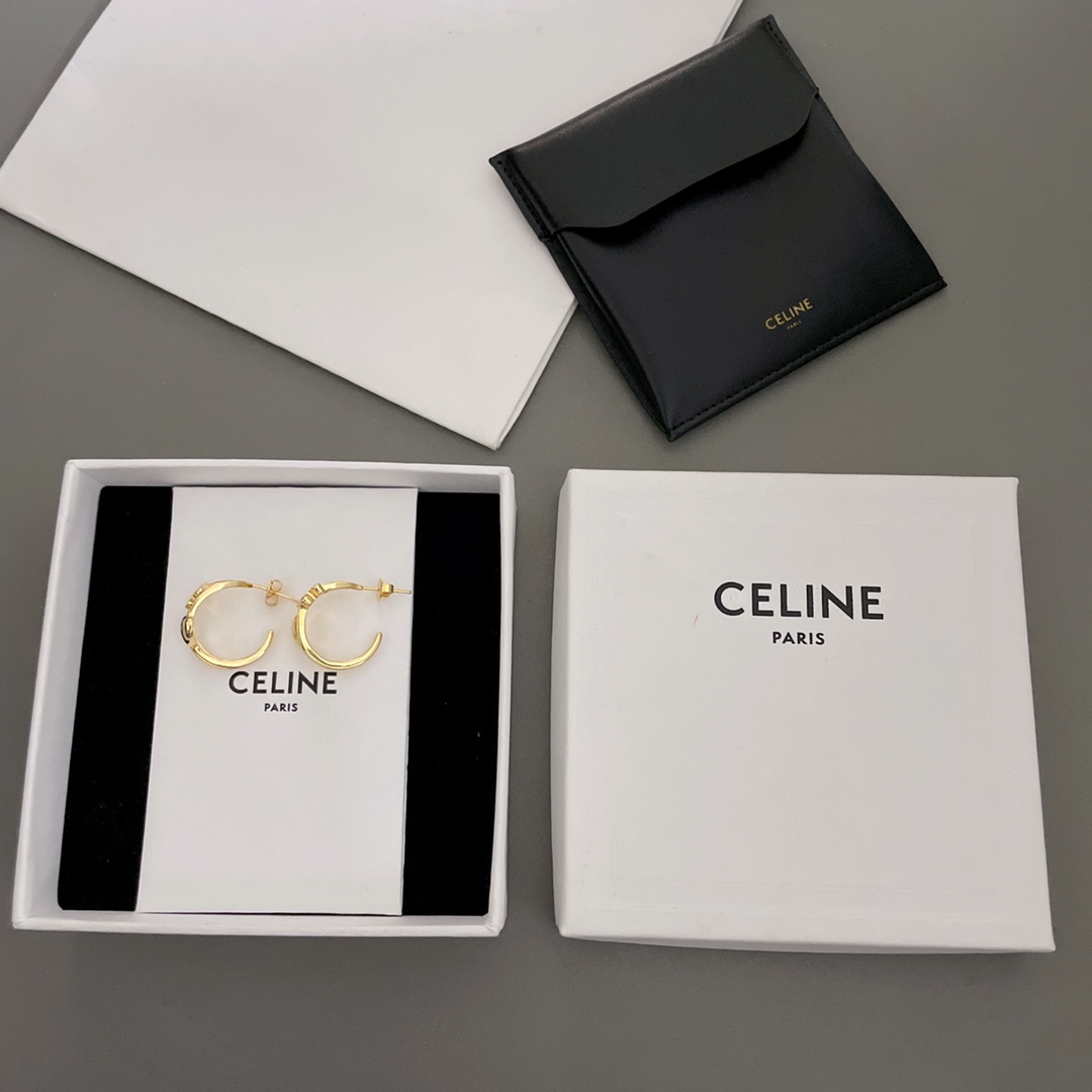 【【C爱心凯旋门金弯耳钉】！时尚又简约，又很有创意的设计，非常仙，非常柔美，落落大方！因为极其简单的设计，越是要做好，才