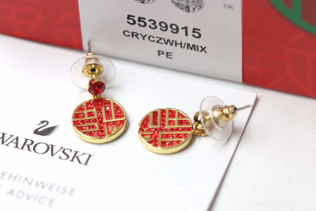 ❤️85包邮/原单代购级别
施华洛世奇swarovski 福到系列 福字耳钉

 红色圆形装饰形成抢眼对比，红色swarovski仿水晶，展现不但是农历新年的送礼精选。为你开启新一年的好运。