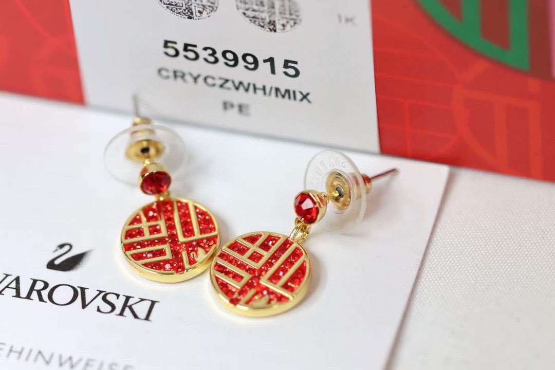 ❤️85包邮/原单代购级别
施华洛世奇swarovski 福到系列 福字耳钉

 红色圆形装饰形成抢眼对比，红色swarovski仿水晶，展现不但是农历新年的送礼精选。为你开启新一年的好运。