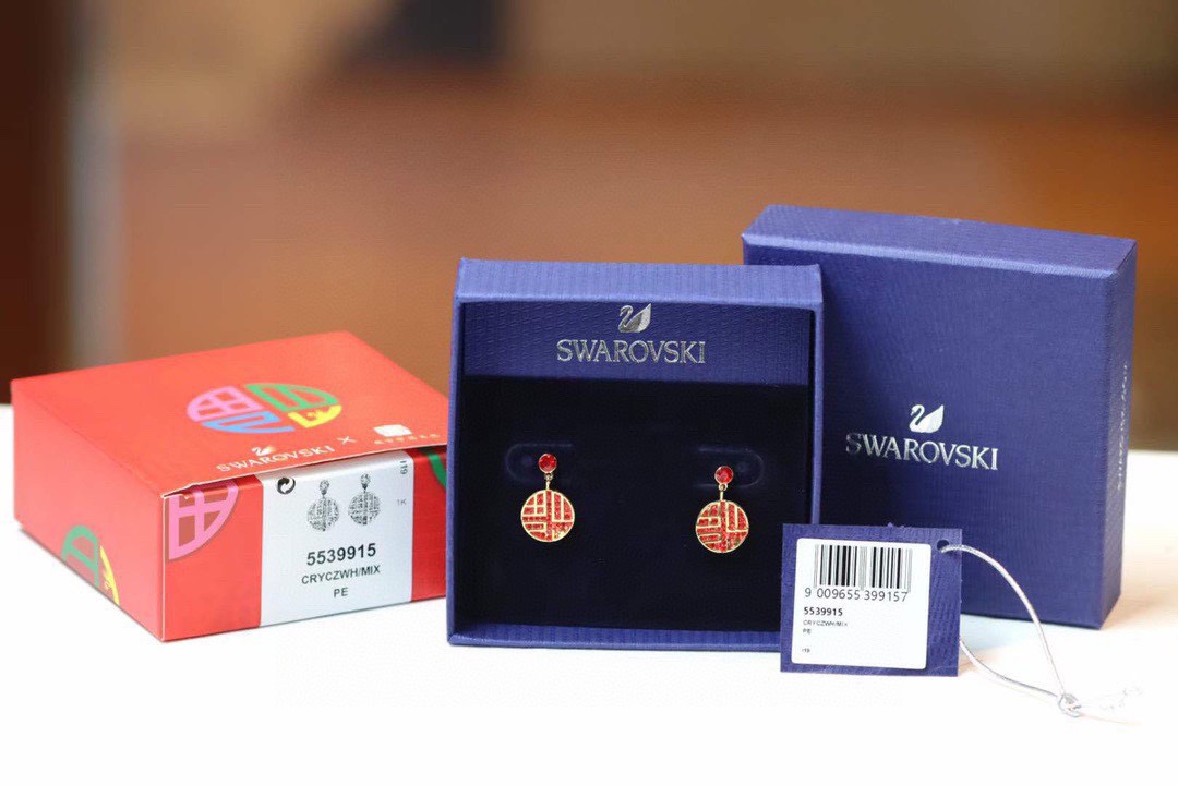 ❤️85包邮/原单代购级别
施华洛世奇swarovski 福到系列 福字耳钉

 红色圆形装饰形成抢眼对比，红色swarovski仿水晶，展现不但是农历新年的送礼精选。为你开启新一年的好运。