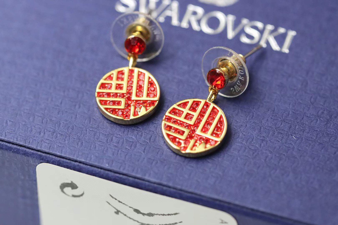 ❤️85包邮/原单代购级别
施华洛世奇swarovski 福到系列 福字耳钉

 红色圆形装饰形成抢眼对比，红色swarovski仿水晶，展现不但是农历新年的送礼精选。为你开启新一年的好运。
