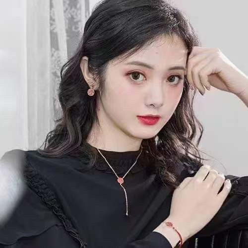 ❤️85包邮/原单代购级别
施华洛世奇swarovski 福到系列 福字耳钉

 红色圆形装饰形成抢眼对比，红色swarovski仿水晶，展现不但是农历新年的送礼精选。为你开启新一年的好运。