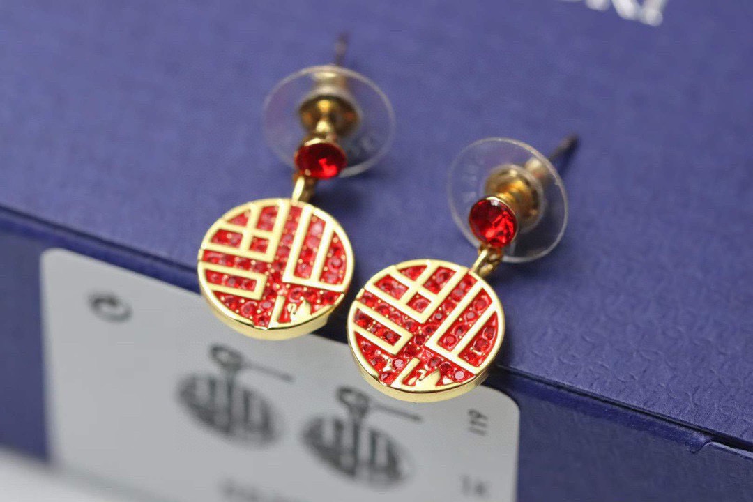 ❤️85包邮/原单代购级别
施华洛世奇swarovski 福到系列 福字耳钉

 红色圆形装饰形成抢眼对比，红色swarovski仿水晶，展现不但是农历新年的送礼精选。为你开启新一年的好运。
