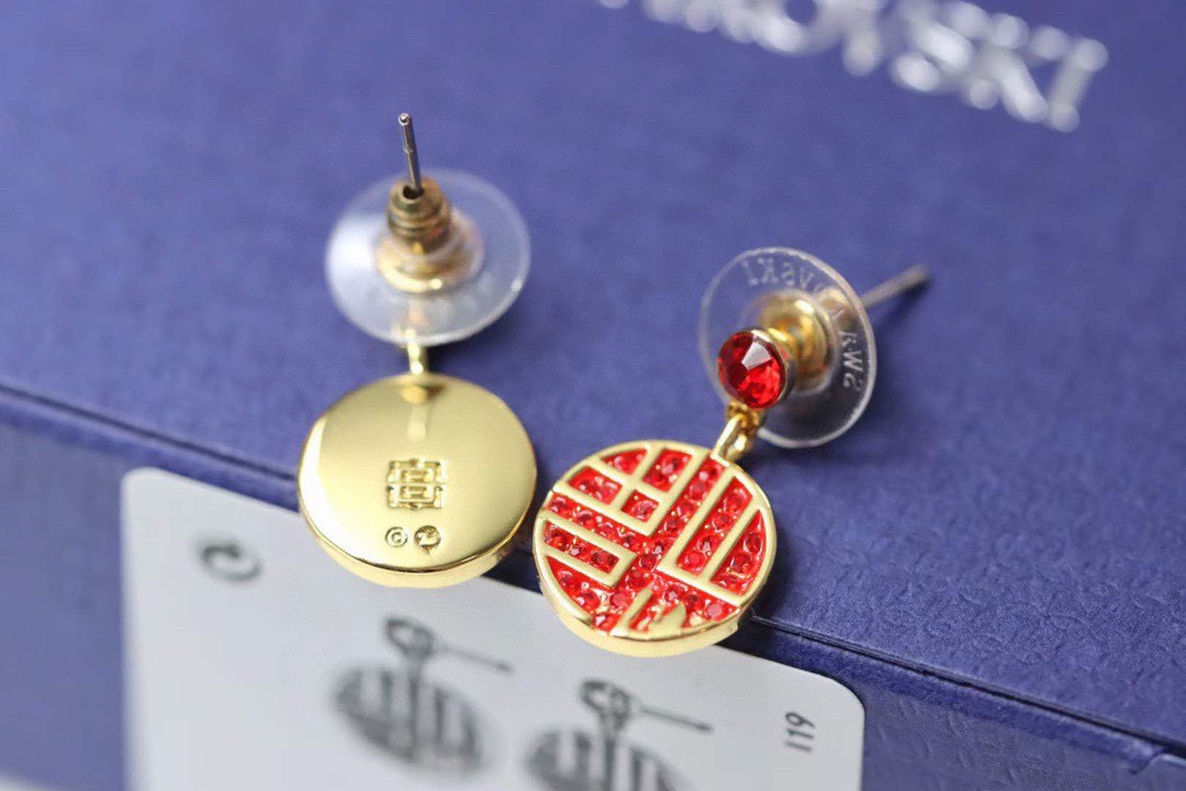 ❤️85包邮/原单代购级别
施华洛世奇swarovski 福到系列 福字耳钉

 红色圆形装饰形成抢眼对比，红色swarovski仿水晶，展现不但是农历新年的送礼精选。为你开启新一年的好运。