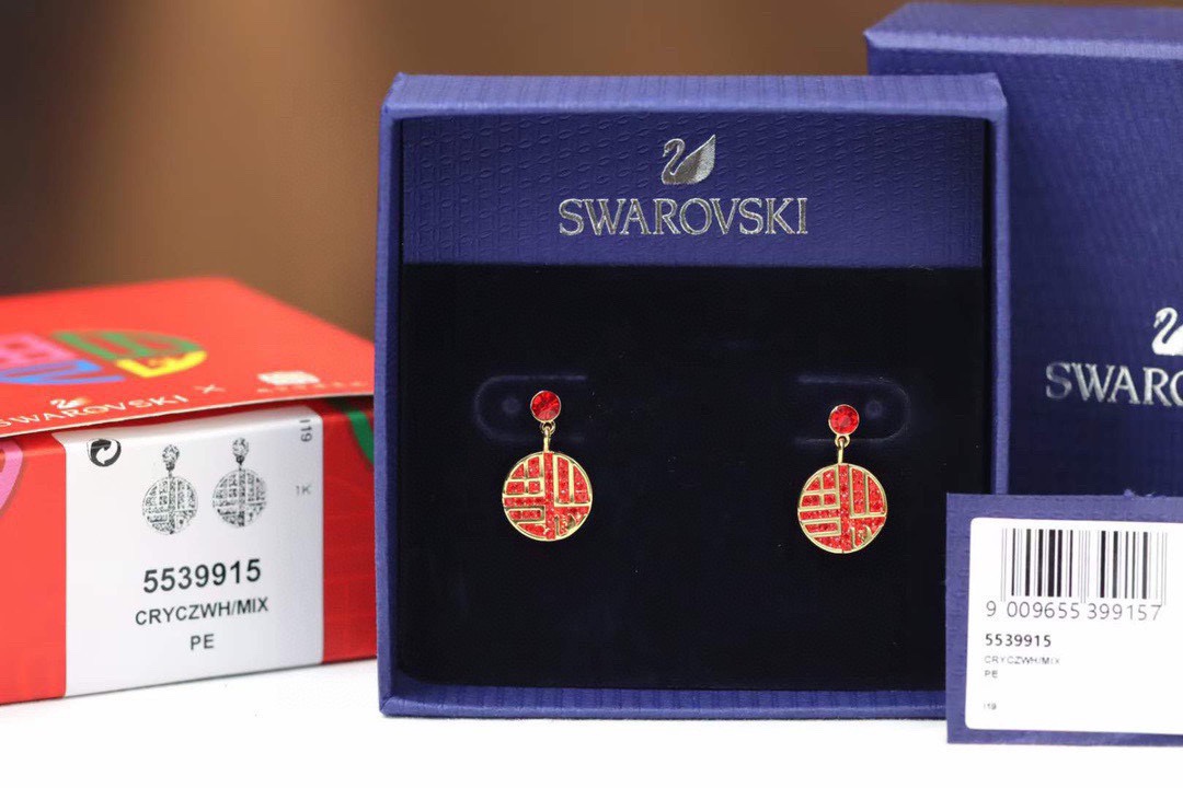 ❤️85包邮/原单代购级别
施华洛世奇swarovski 福到系列 福字耳钉

 红色圆形装饰形成抢眼对比，红色swarovski仿水晶，展现不但是农历新年的送礼精选。为你开启新一年的好运。
