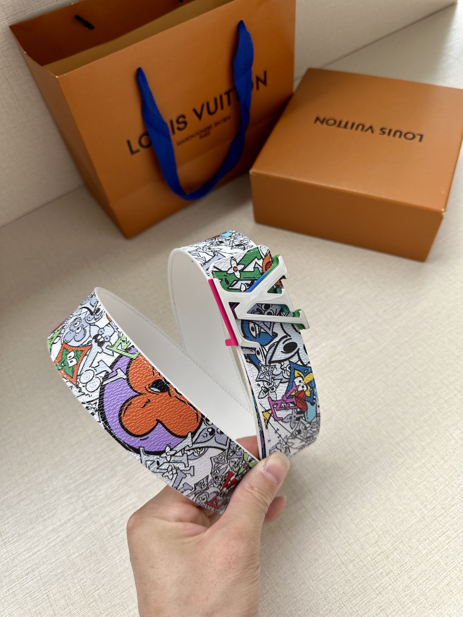 本款LVInitiales双面腰带将
