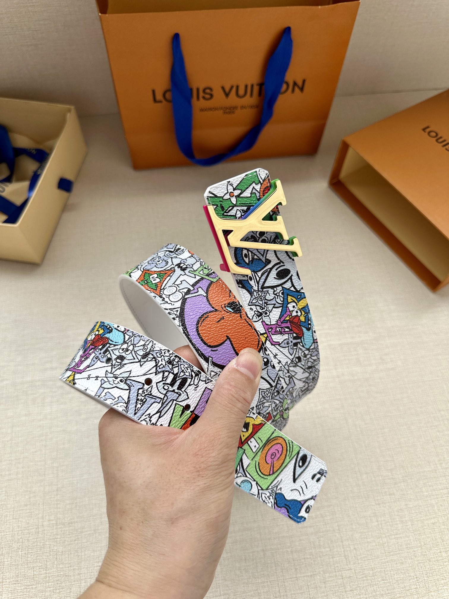 本款LVInitiales双面腰带将