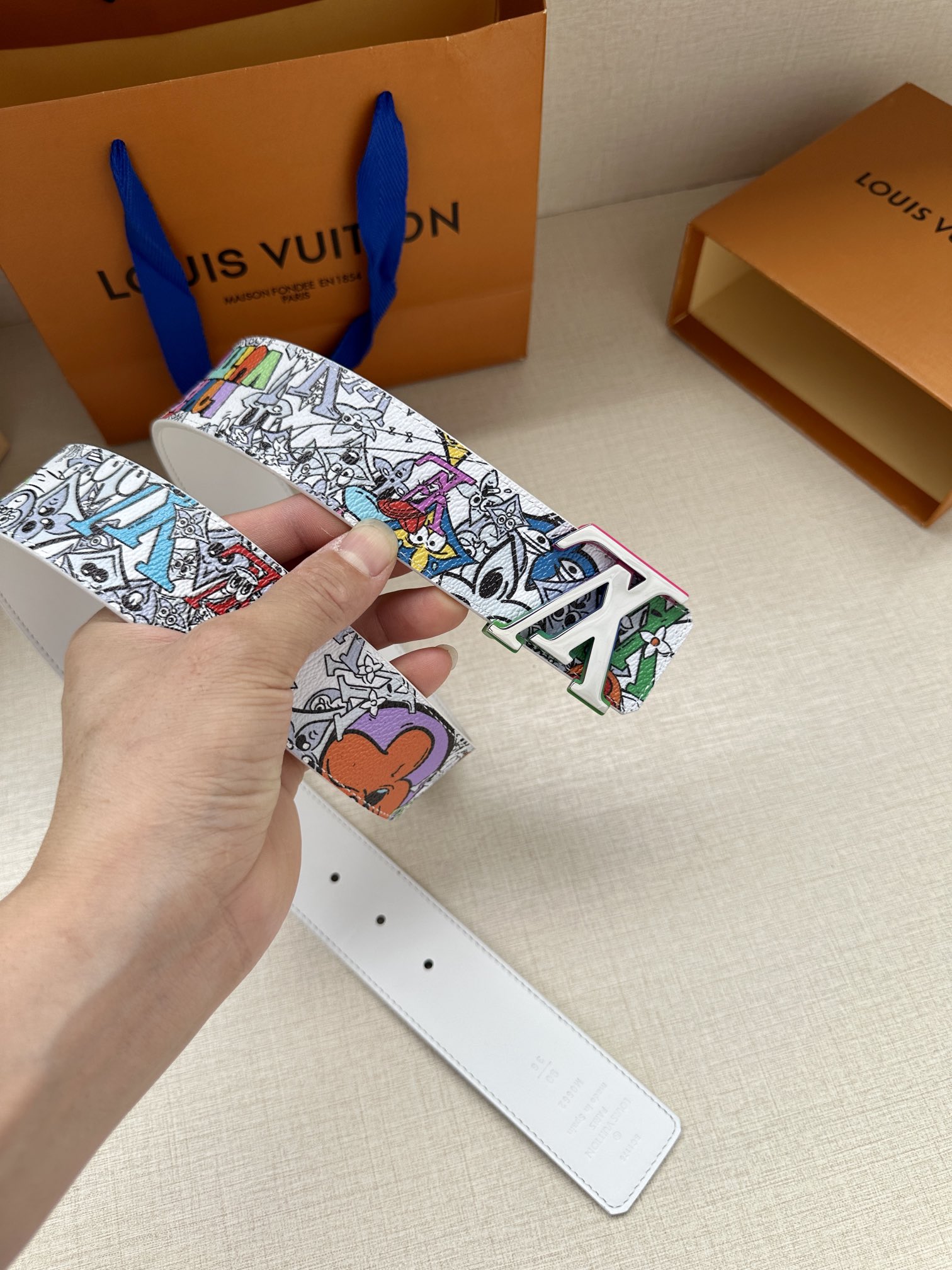本款LVInitiales双面腰带将
