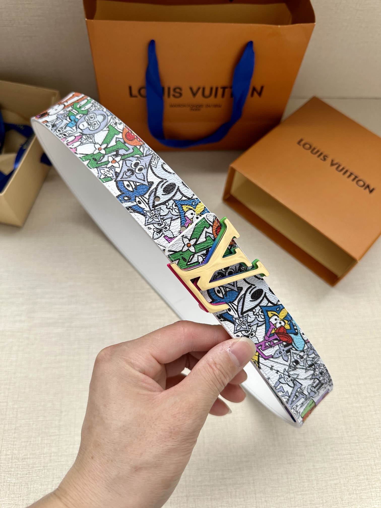 本款LVInitiales双面腰带将