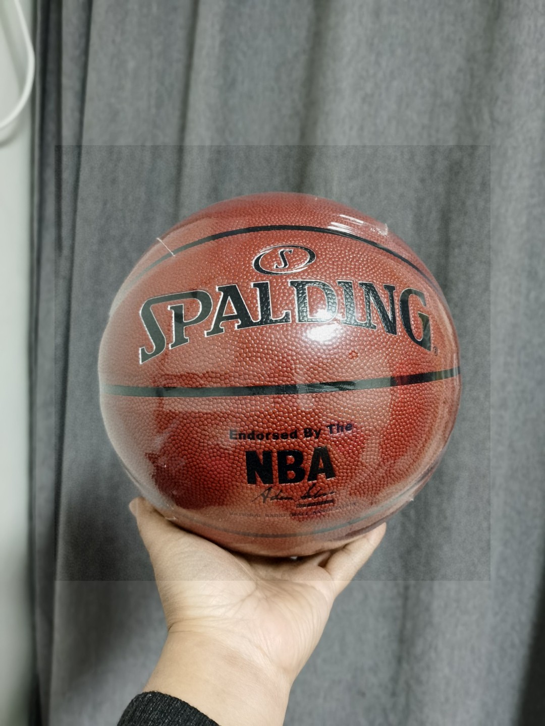 💰 130
斯伯丁NBA铂金传奇系列ZK表皮材料PU室内球
货号：76-017Y
耐磨成人球 
型号：7号球 
场地：室内外球场，水泥球场，木地板球场。