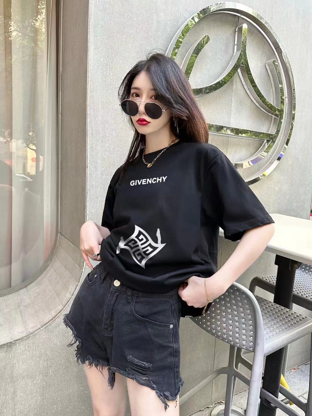 💰88 
GIVENCHY纪梵希2023ss新款魔毯短袖T桖

印花塑造立体视觉效果，220g纯棉面料柔软舒适，宽松版型 男女同款