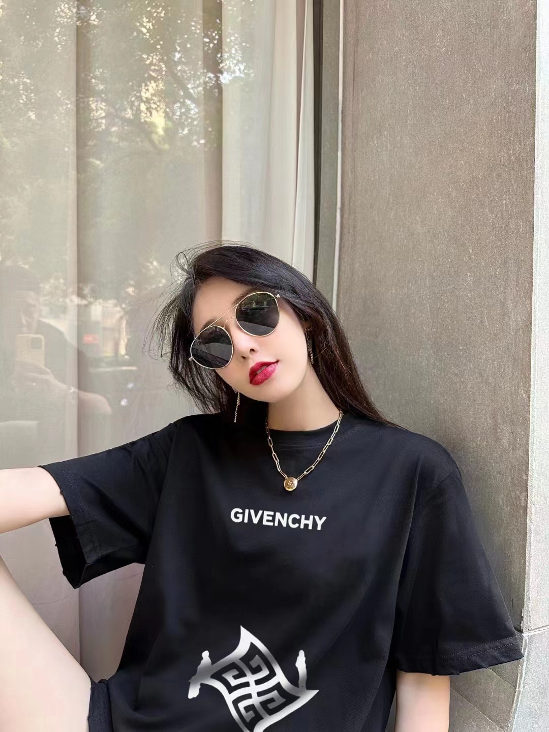 💰88 
GIVENCHY纪梵希2023ss新款魔毯短袖T桖

印花塑造立体视觉效果，220g纯棉面料柔软舒适，宽松版型 男女同款