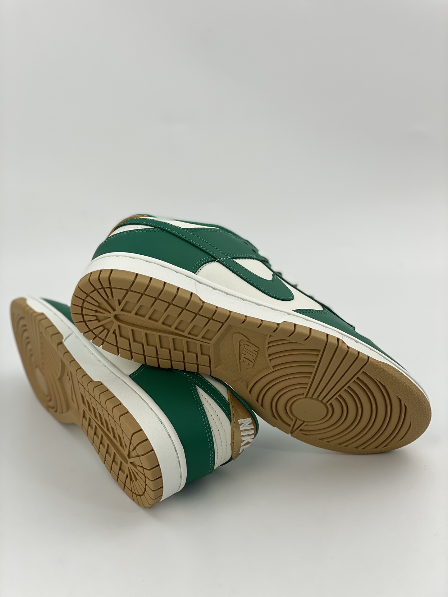 200 Nike SB Dunk Low “Gold Green” 绿白金 FB7173-131