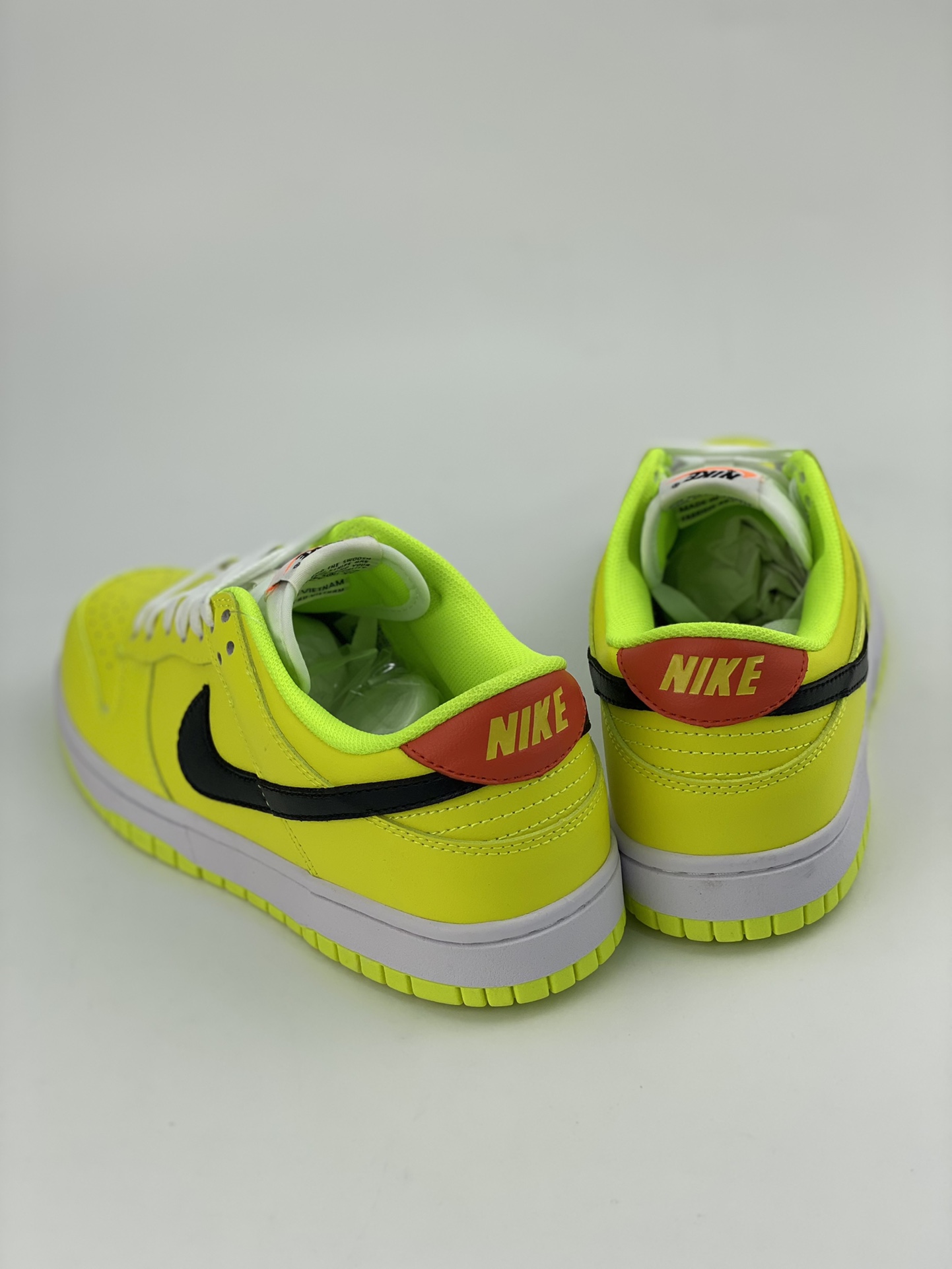 Nike SB Dunk Low ”Glow in the Dark” fluorescent green FJ4610-702