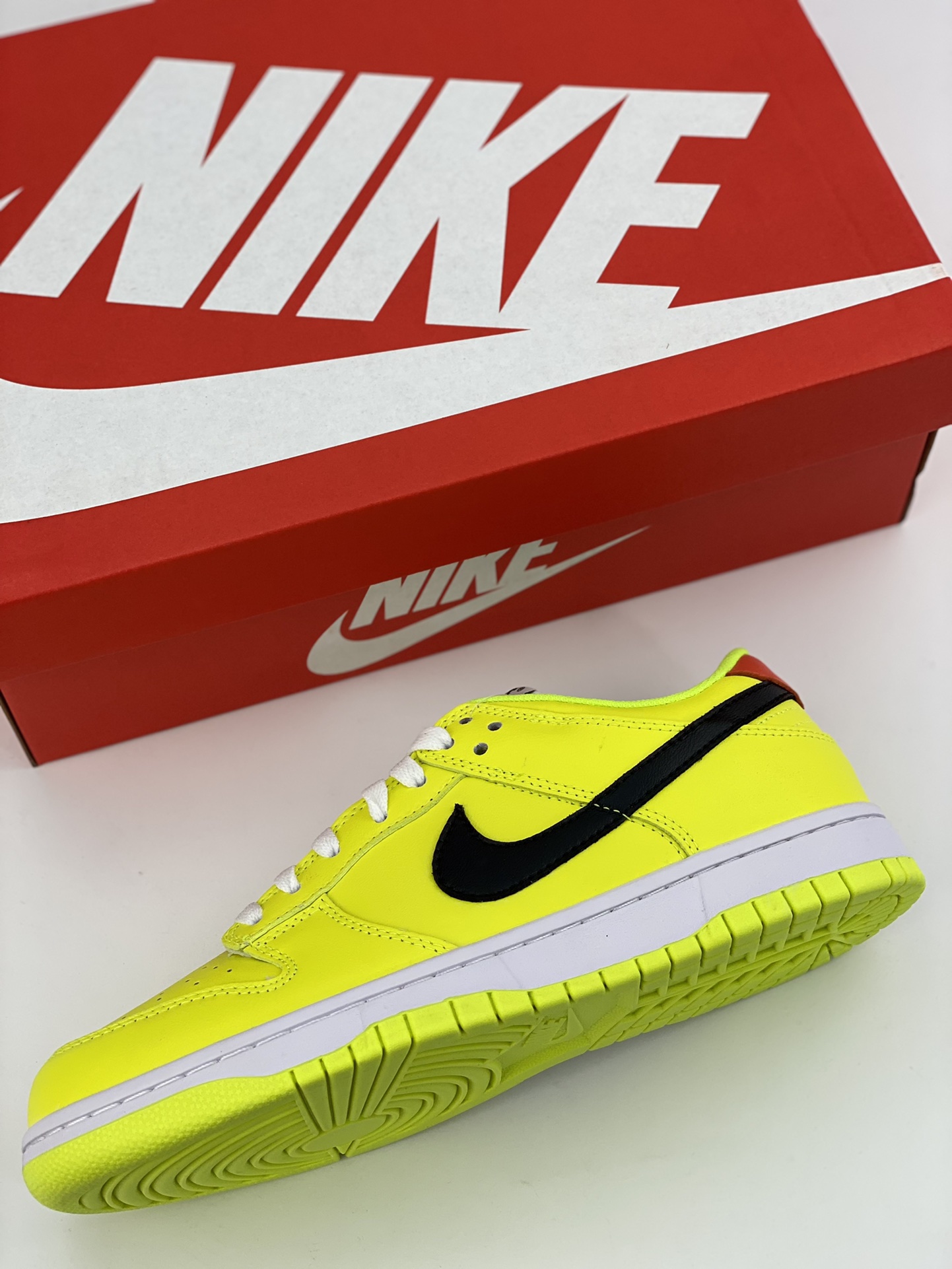 Nike SB Dunk Low ”Glow in the Dark” fluorescent green FJ4610-702