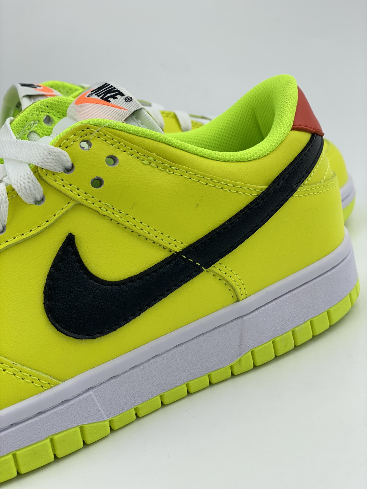 Nike SB Dunk Low ”Glow in the Dark” fluorescent green FJ4610-702