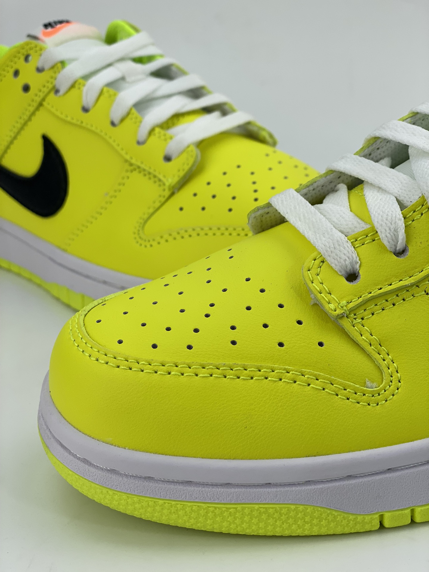 Nike SB Dunk Low ”Glow in the Dark” fluorescent green FJ4610-702