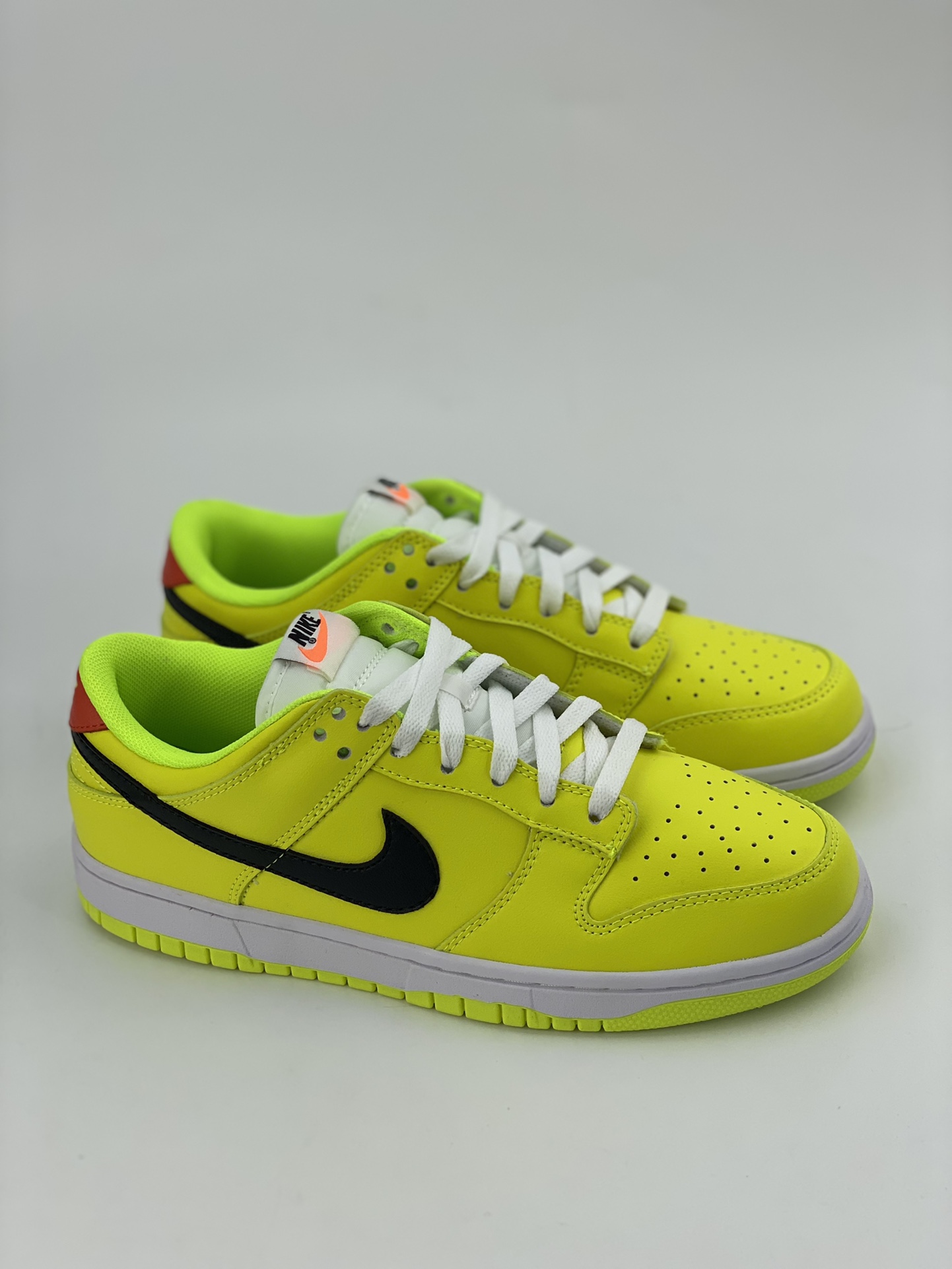 Nike SB Dunk Low ”Glow in the Dark” fluorescent green FJ4610-702