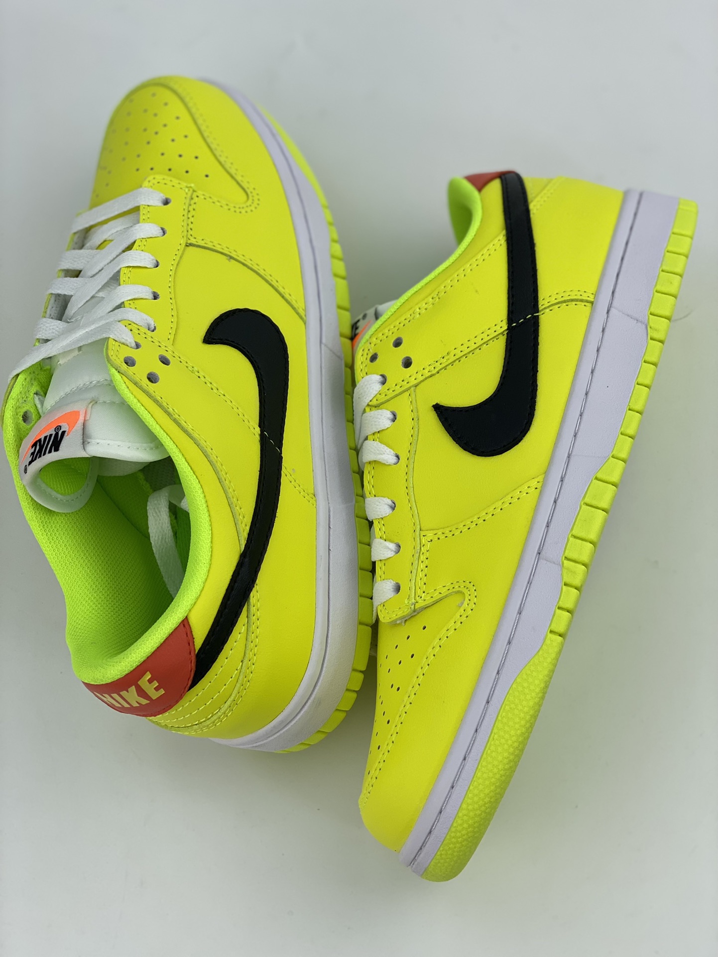 Nike SB Dunk Low ”Glow in the Dark” fluorescent green FJ4610-702