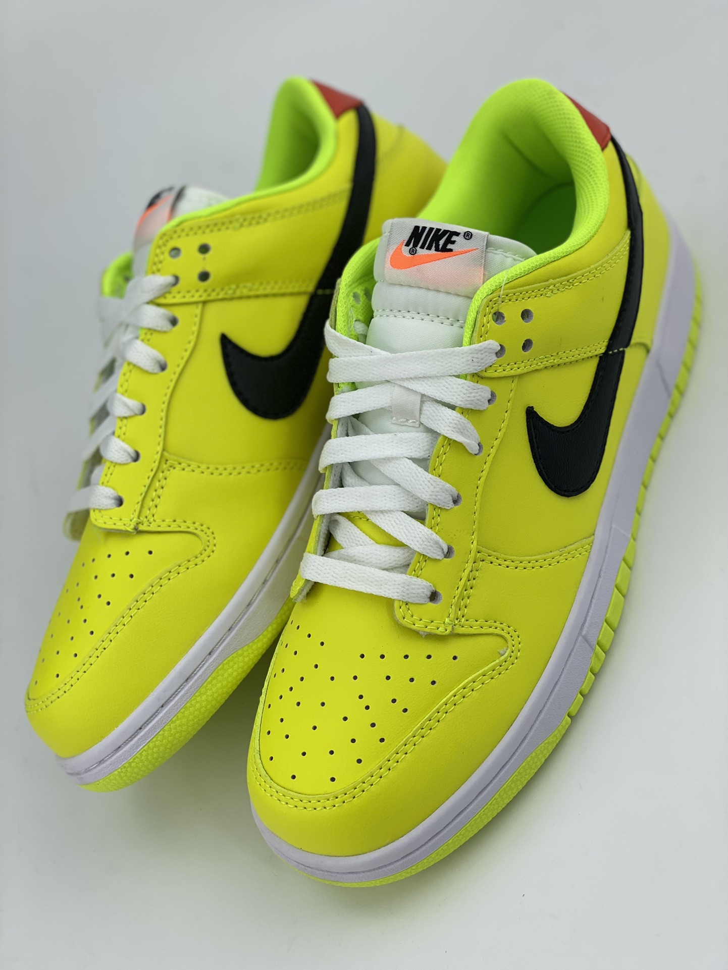 Nike SB Dunk Low ”Glow in the Dark” fluorescent green FJ4610-702