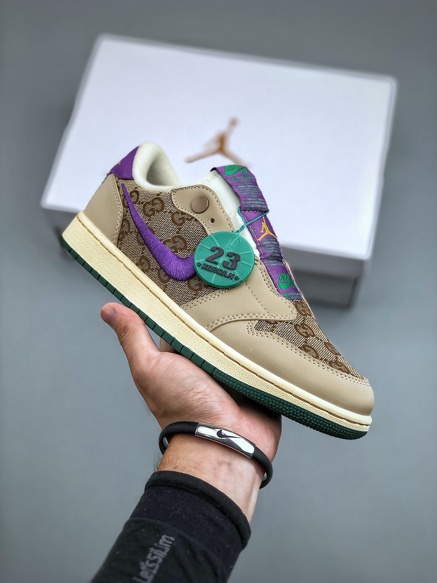 Air Jordan 1 Low Slip Shadow 全新配色刺绣勾 解构风 乔丹篮球鞋系列 这款特别版采用无鞋带设计，容易穿脱，更有独特刺绣Swoosh标志与提拉鞋舌，彰显个性风格 AV3918 518 尺码：36-45（带半码）