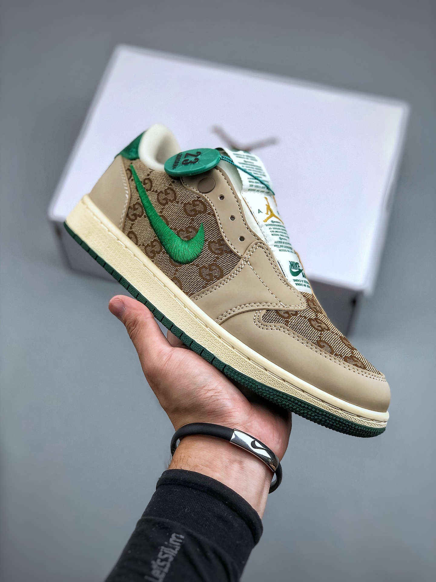 Air Jordan 1 Low Slip Shadow 全新配色刺绣勾 解构风 乔丹篮球鞋系列 这款特别版采用无鞋带设计，容易穿脱，更有独特刺绣Swoosh标志与提拉鞋舌，彰显个性风格 AV3918 588 尺码：36-45（带半码）